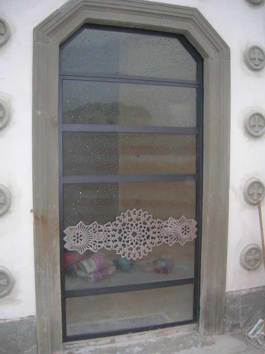 Porta ingresso cappella cimiteriale a Canonica d'Adda (BG)